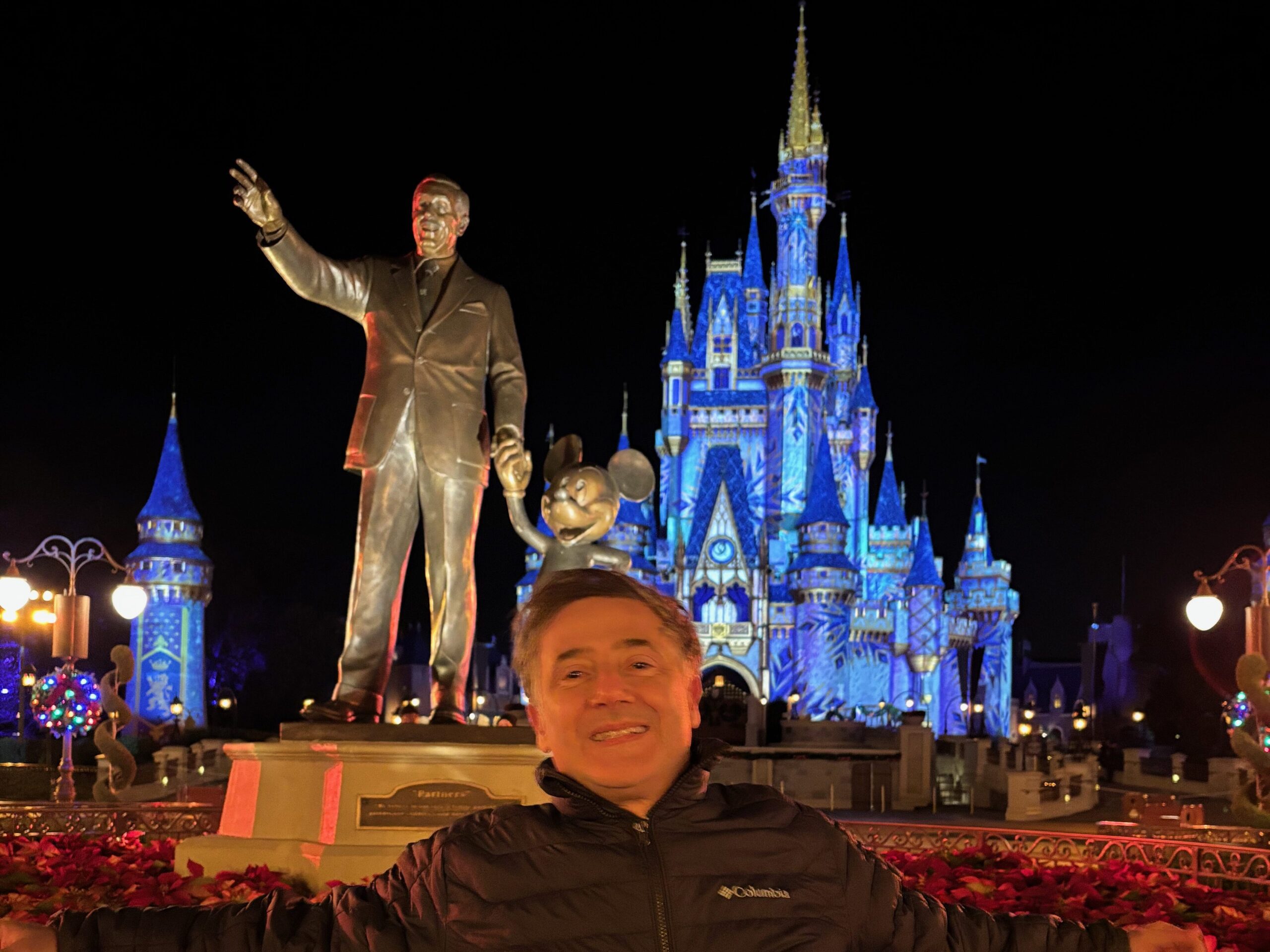 Noite no Magic Kingdom durante o Natal com clima mágico