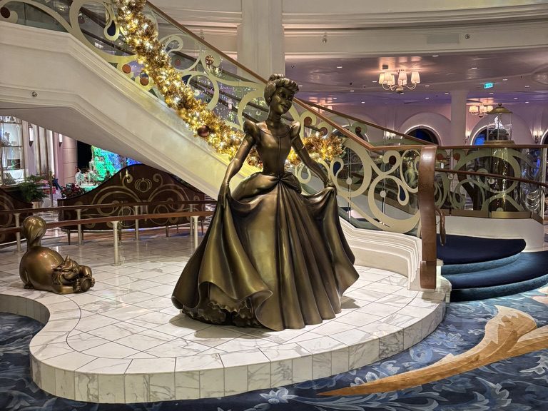 Cinderela no Grand Hall do Disney Wish