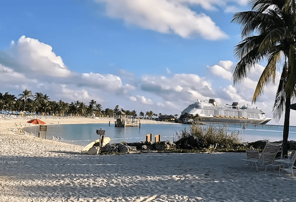 Disney Wish visto da praia de Castway Cay