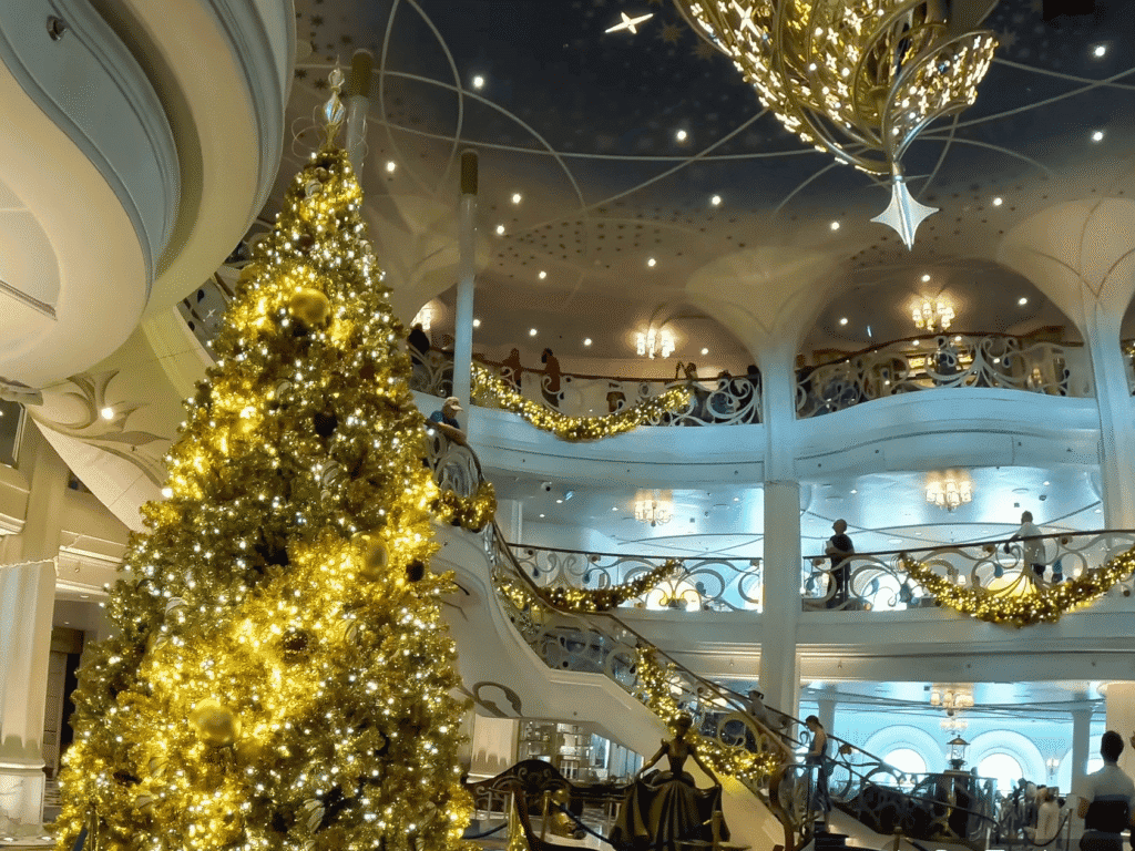 arvore de natal no very merrytime do Disney Wish