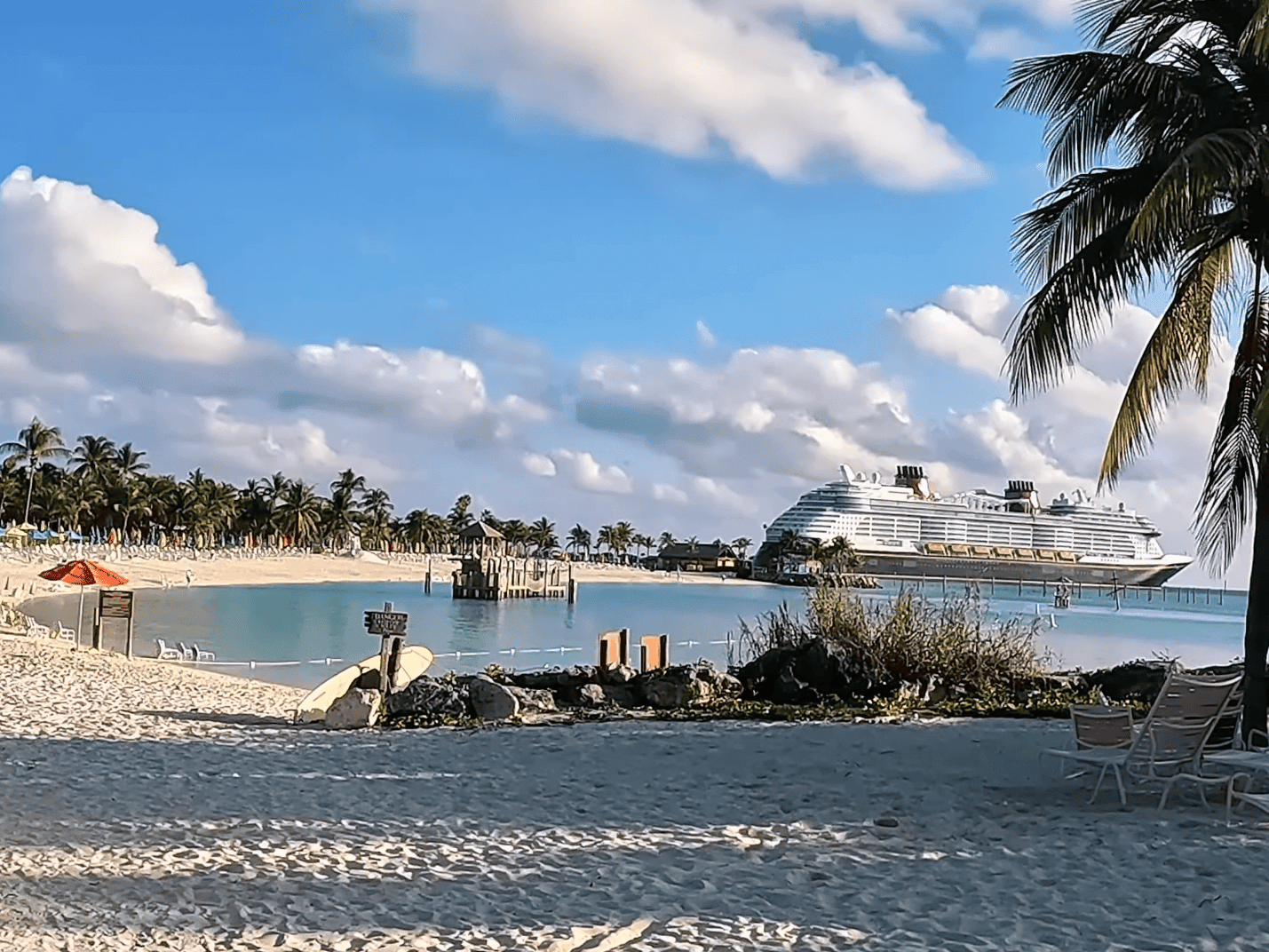 Disney Wish visto da praia de Castway Cay